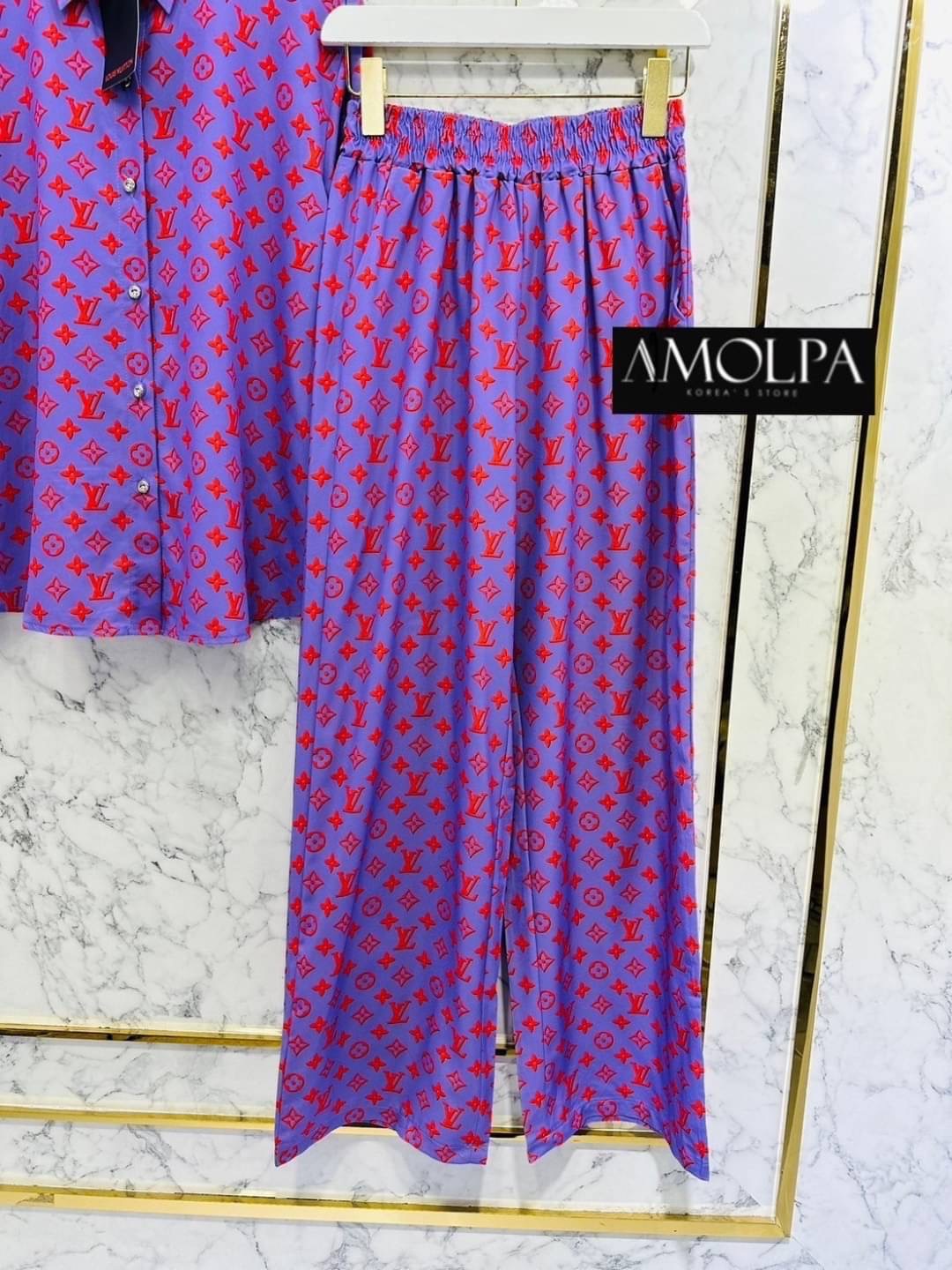 SET PAJAMAS LV งานใหม่ ตัวเสื้อเป็นเชิ้ต LOUIS VUITTON เด่นเป็นสง่า มาพร้อมกางเกงขายาว ใส่เข้ากันลงตัว ใส่สบาย : สินค้าคุณภาพ (พร้อมส่ง)