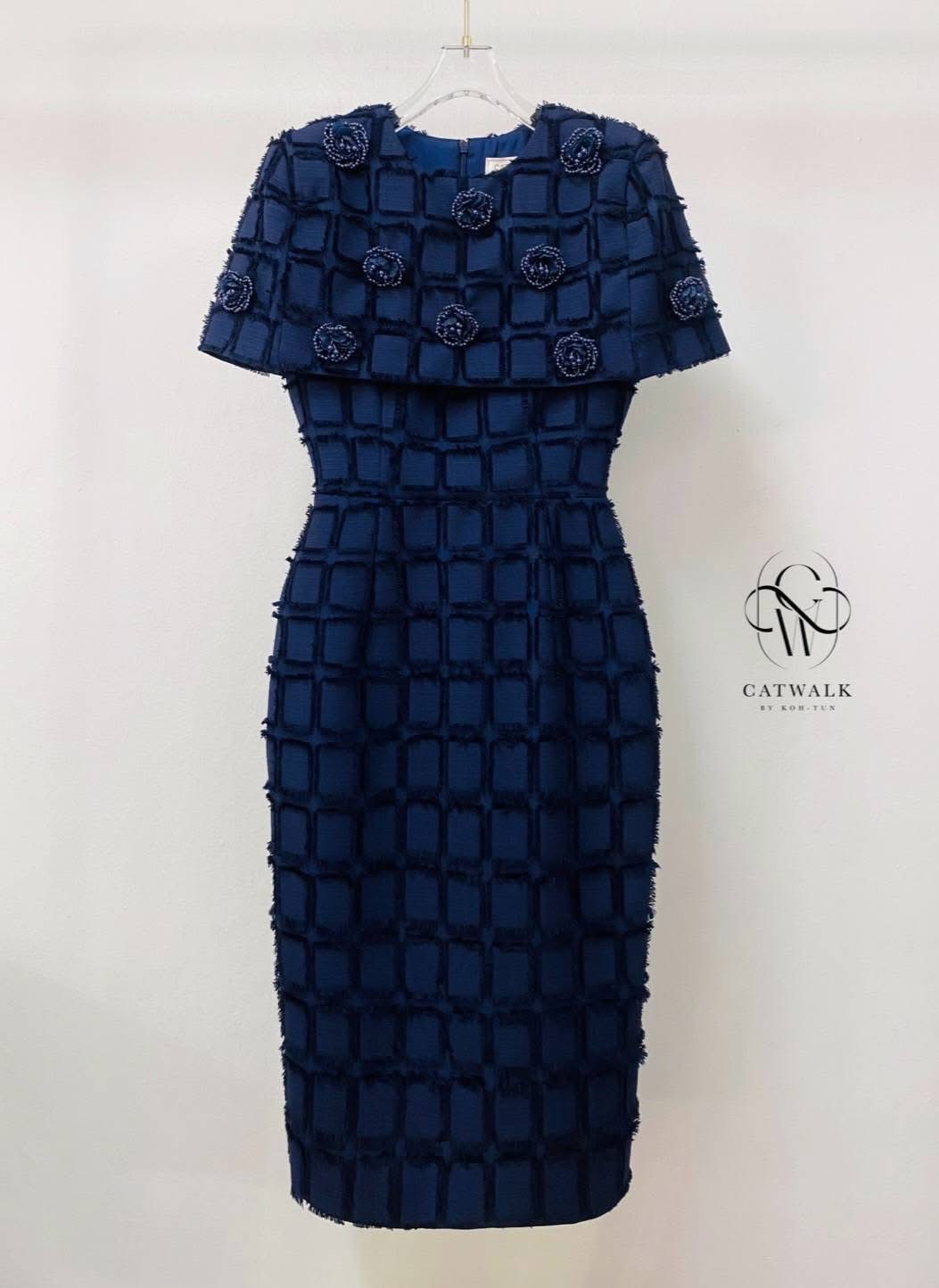 เดรสผ้าทอคลุมไหล่แต่ดอกไม้ เนื้อผ้าทอลายตารางเกรดเอ เนื้อนุ่มใส่สบาย ตัวชุดเป็นทรงเข้ารูป ใส่สบาย : สินค้าคุณภาพ (พร้อมส่ง)