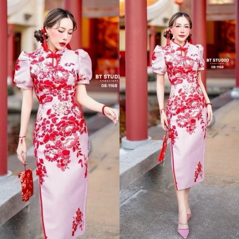 แม๊กซี้เดรสกี่เพ้าคอจีนแต่งกระดุมจีน ตรงกลางงานผ้าทอลายดอกไม้สีแดงตัดดิ้นทอง งานสวยมาก แต่งแขนสั้นพอง ๆ ใส่สบาย : สินค้าคุณภาพ (พร้อมส่ง)