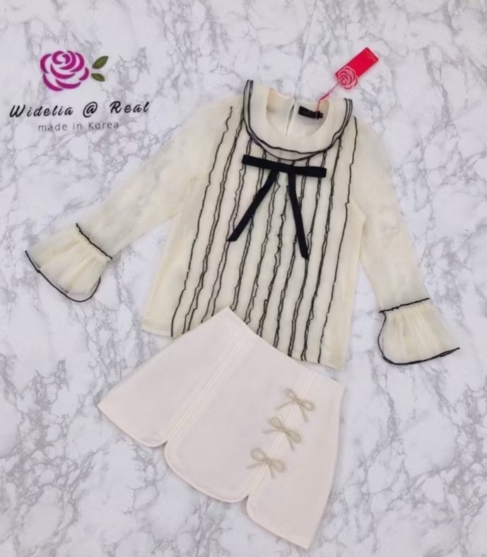 Set :: เสื้อแขนยาวตัวสวยบอกเลยแพทเทิ้ลสวยเนี๊ยบสุดๆ ตัวเสื้อเลือกใช้ มาออกัลซ่าเนื้อสวย แต่งระบายเป็นริ้วสวยเด้ง แต่งโบเก๋ มาเข้าชุดพร้อมกับกระโปรงตัวสั้นสวย แต่งโบสวย มาพร้อมซับในขาสั้นในตัว ใส่สบาย : สินค้าคุณภาพ (พร้อมส่ง)