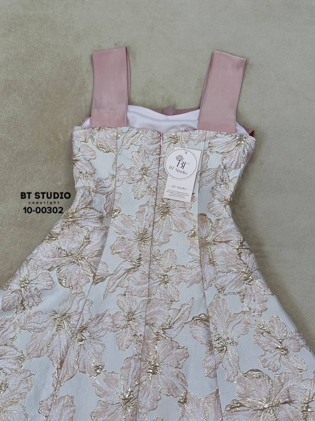 เดรสยาวสายเดี่ยวดีเทลแต่งระบายช่วงอกตรงกลางถ่วงด้านข้างแต่งระบายชายห้อย งานเนื้อผ้าซาตินตัดด้วยผ้าทอลายงานสวยเนื้อผ้าดีมีซับใน คัตติ๊งสวยมาก ใส่สบาย : สินค้าคุณภาพ (พร้อมส่ง)