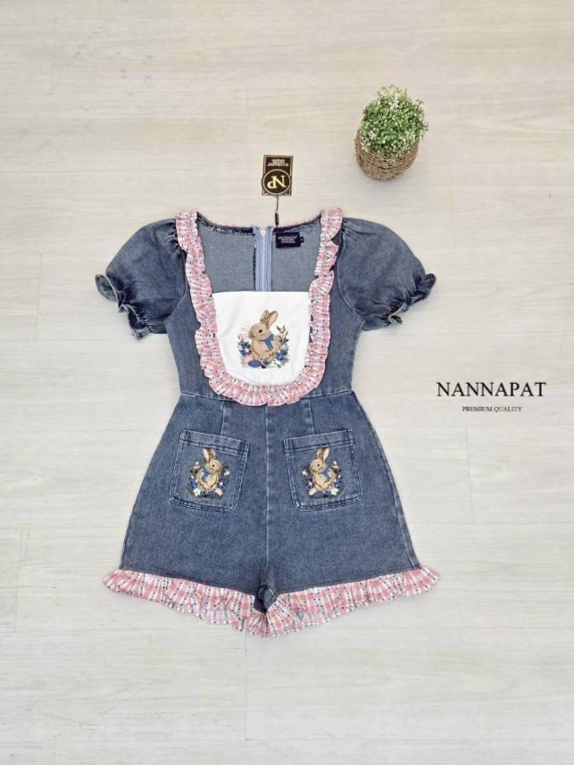 จั๊มสูท งานยีนส์แท้ฟอกสีสวย ปักน้องกระต่ายแน่นๆจึ้ง แต่งระบายน่ารักเก๋ๆ ทรงสวยเป๊ะ ใส่สบาย : สินค้าคุณภาพ (พร้อมส่ง)