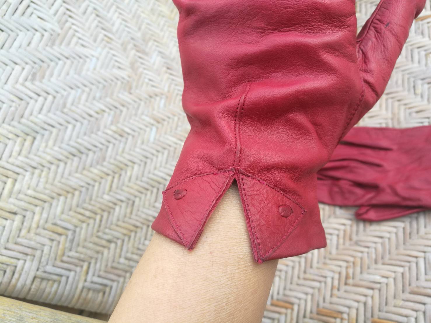 ถุงมือหนังแท้ สีแดง สวยมาก