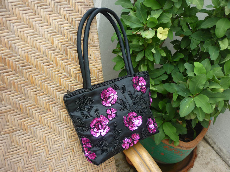 กระเป๋าใบเล็ก แต่งเลื่อมลูกปัด สวยมาก handmade ค่ะ