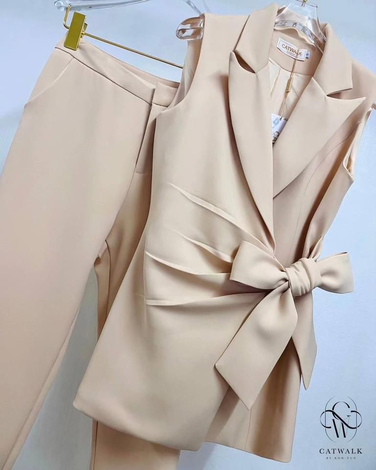 เซตเสื้อสูทแขนกุดผูกโบว์เอว +กางเกงขากระบอกเล็ก เนื้อผ้าสวย เนื้อนุ่ม ใส่สบาย ใส่สบาย สินค้าคุณภาพ (พร้อมส่ง)