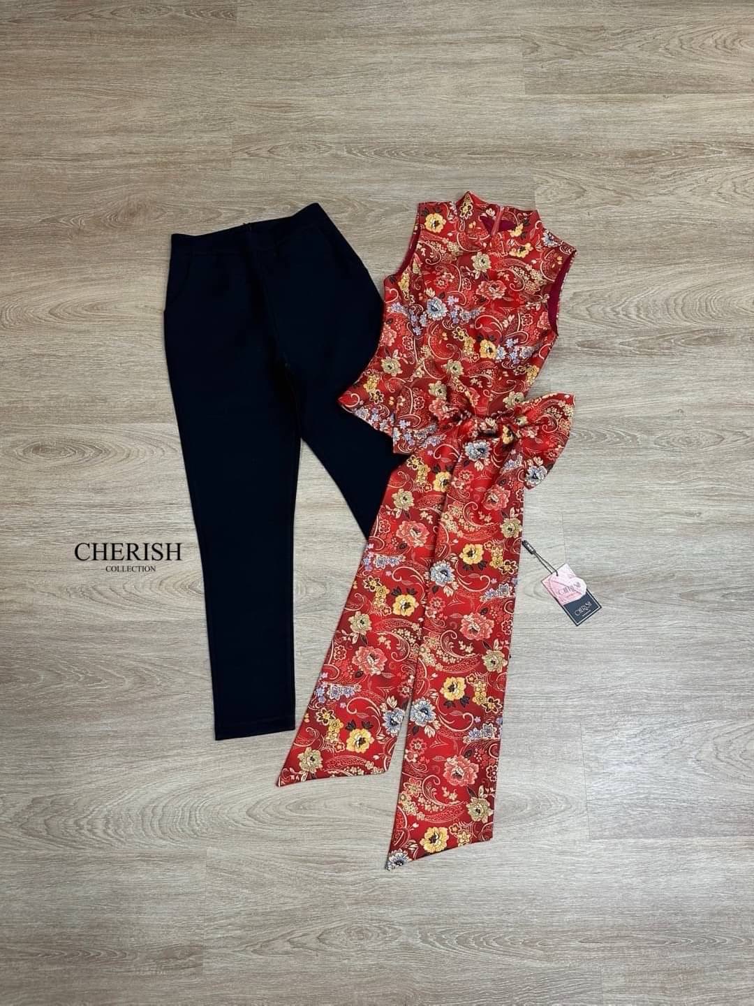 Set กี่เพ้าสไตล์โมเดริน ตัวเสื้อคอจีนพิมพ์ลาย แต่งโบว์ใหญ่ ทิ้งชายยาว ตัวกางเกงทรงกระบอกเล็ก ใส่แล้วเข้ารูปเข้าคู่กันสุดๆ ใส่สบาย : สินค้าคุณภาพ (พร้อมส่ง)