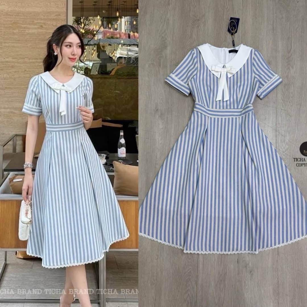 มินิเดรสแขนสั้นสีฟ้าลายทาง ดีเทลแต่งปกขาวและเย็บติดโบว์ขาวที่อก น่ารักมากๆ ช่วงกระโปรงจับจับใหญ่ให้ทรงสวย ใส่สบาย : สินค้าคุณภาพ (พร้อมส่ง)