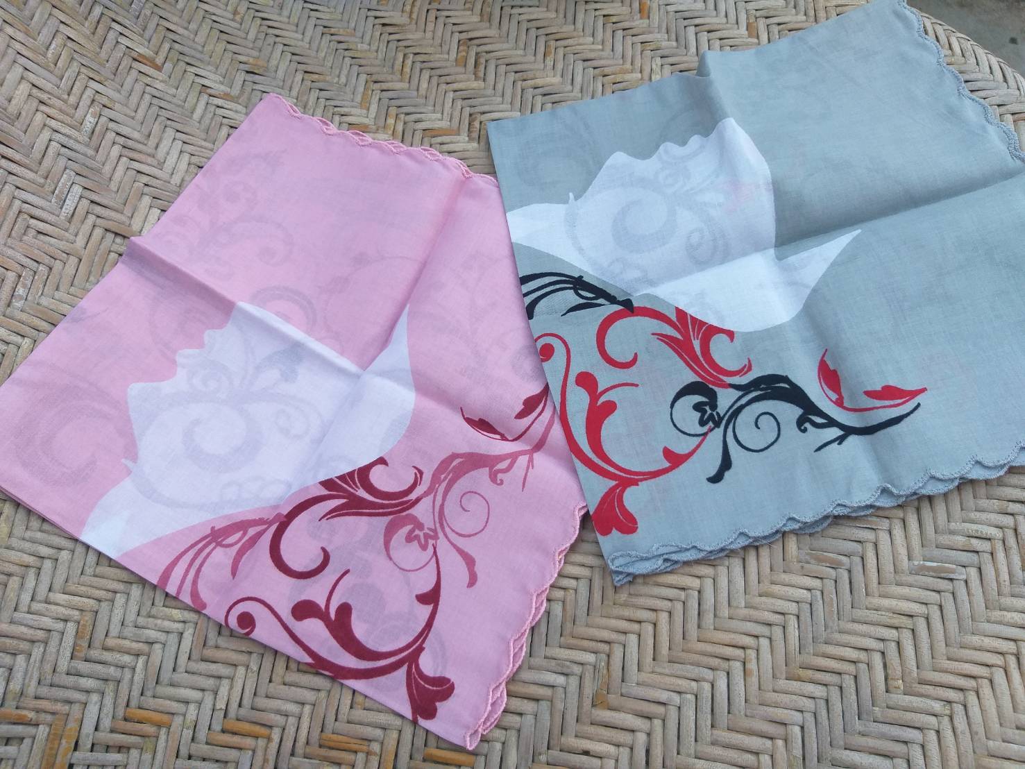 ผ้าเช็ดหน้า saqina ลายเก๋ๆ ผืนใหญ่ มี 2 สี