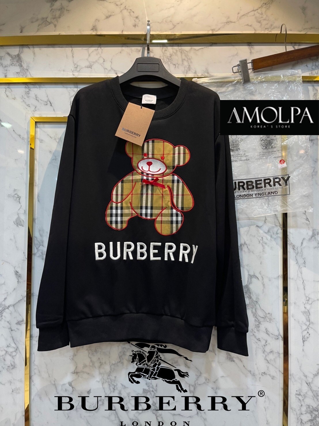 TOP SWEATER ตัวเสื้อเป็นแขนยาว ที่หน้าอกพิมพ์หมีBB พร้อมอักษร ปั้มทุกจุด งานเกรดแพง สวยยยยยม๊ากกกก ไฮโซ ดูหรู ดูแพง ห้ามพลาดเลยน๊า ป้าย Tag : สินค้าคุณภาพ (พร้อมส่ง)