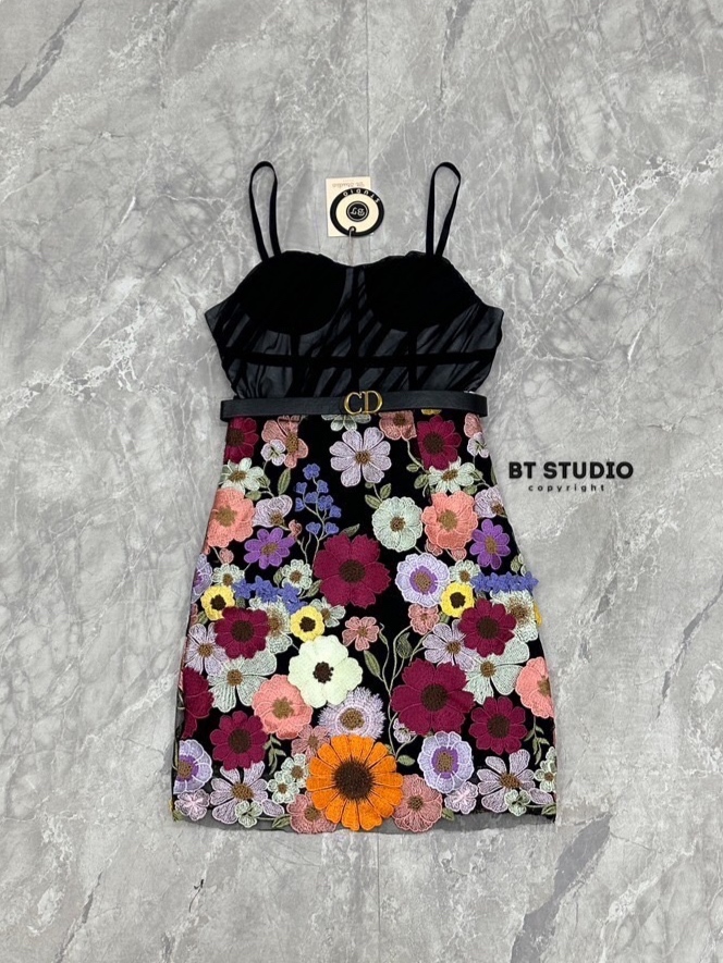 เซท 2 ชิ้น เดรสสายเดี่ยวสั้นช่วงบน แต่งซีทรูสีดำ อกเสริมฟองน้ำ มีซับช่วงอก กระโปรงแต่งปักลายดอกไม้สีสัน มาพร้อมเข็มขัดเส้นเล็กสวย สินค้าคุณภาพ (พร้อมส่ง)