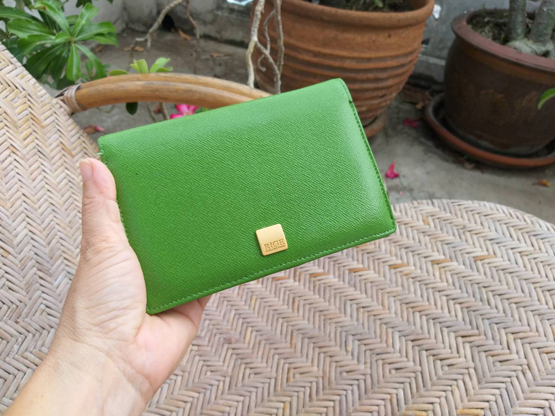 กระเป๋าสตางค์ หนังแท้สีเขียว ช่องเยอะ สวยค่ะ