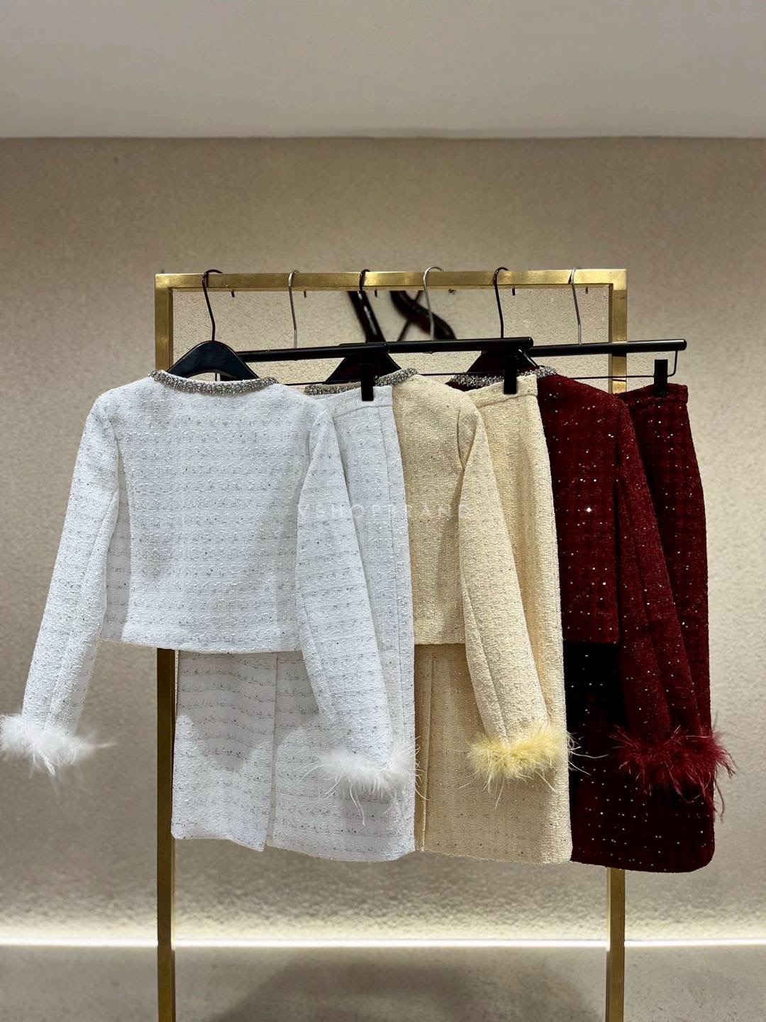 Set เสื้อผ้าทวิตทอเลื่อม + กระโปรงยาว ผ่าหลัง + ขนนก + เข็มกลัด ใส่สบาย : สินค้าคุณภาพ (พร้อมส่ง)