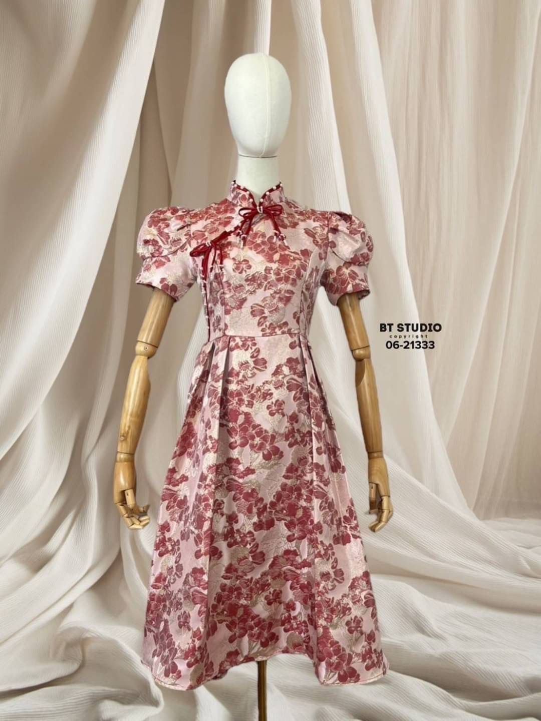 เดรสคลุมเข่างานผ้าทอลายแจ๊คกาดงานสวยเนื้อผ้าปักทอลายทั้งตัวอย่างดี แต่งกุ้นแทบสีแดงและมุกแต่งโบ 2 ชิ้น สามารถเลือกติดได้ ใส่สบาย : สินค้าคุณภาพ (พร้อมส่ง)