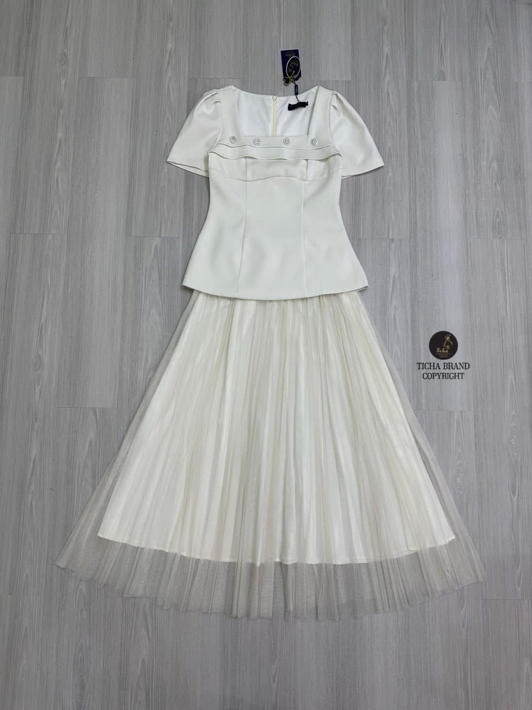 Set 2 ชิ้นสีครีม เสื้อตัวยาว ดีไซน์คอเหลี่ยมแขนสั้นจับจีบยกไหล่ ด้านหน้า แต่งอะไหล่เพชร จับจีบผ้าเป็นชั้น ๆ (มีซิปหลัง ) มาคู่กับกระโปรงยาวอัดพรีทผ้ามุ้ง ใส่สบาย : สินค้าคุณภาพ (พร้อมส่ง)