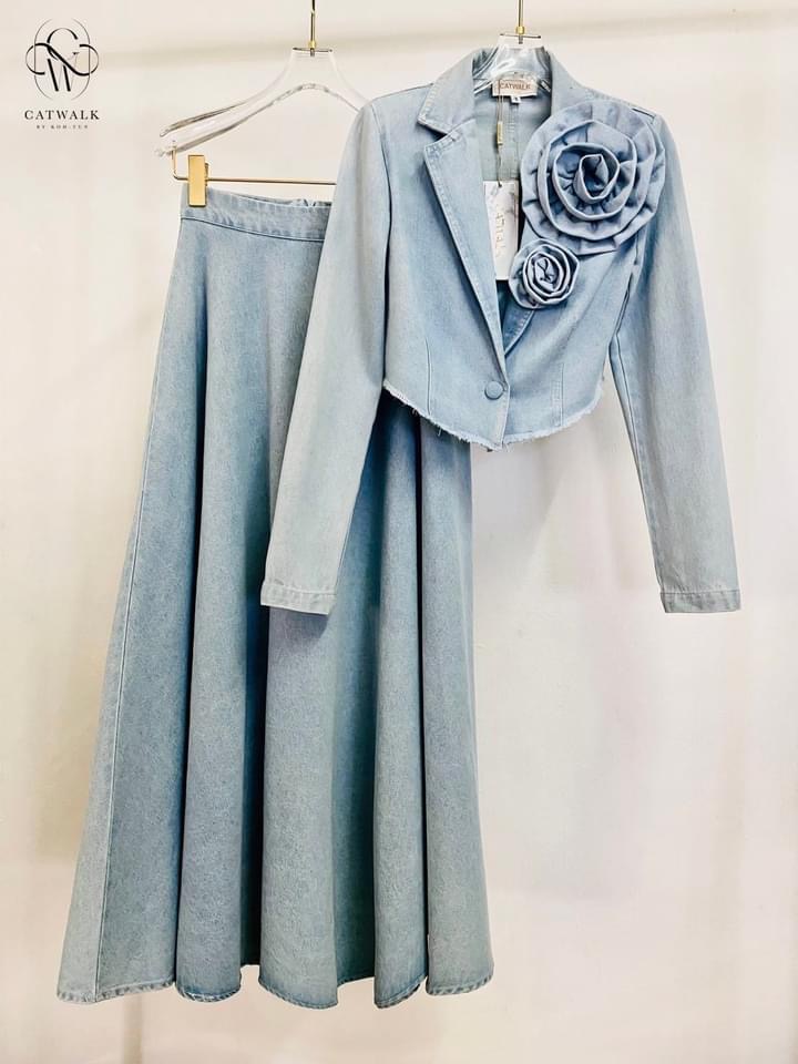 เซตเสื้อครอปยีนส์แต่งดอกไม้+กระโปรงยาวทรงย้วยรอบตัว ใส่สบาย สินค้าคุณภาพ (พร้อมส่ง)