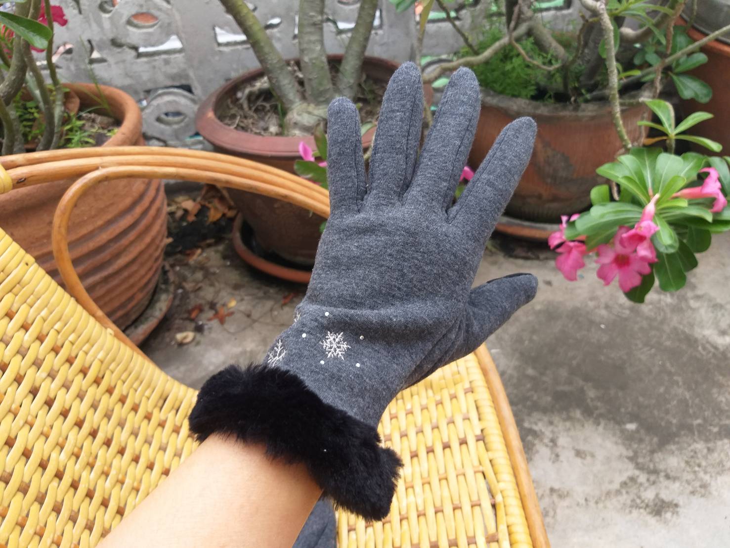 ถุงมือผ้าแต่งเฟอร์ ใส่เล่นมือถือได้ (ของใหม่)