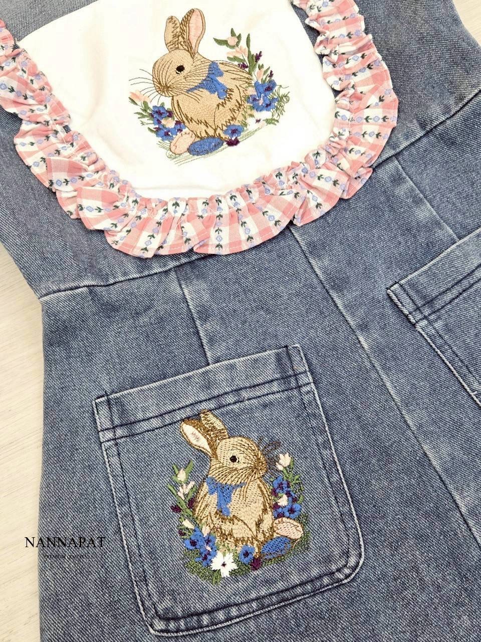 จั๊มสูท งานยีนส์แท้ฟอกสีสวย ปักน้องกระต่ายแน่นๆจึ้ง แต่งระบายน่ารักเก๋ๆ ทรงสวยเป๊ะ ใส่สบาย : สินค้าคุณภาพ (พร้อมส่ง)