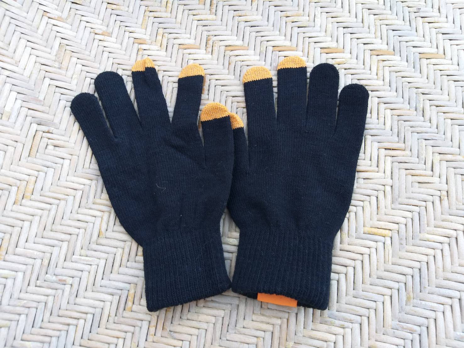 ถุงมือไหมพรม Fire Fist ลิขสิทธิ์แท้ ฝ่ามือปุ่มฝืด (ของใหม่)