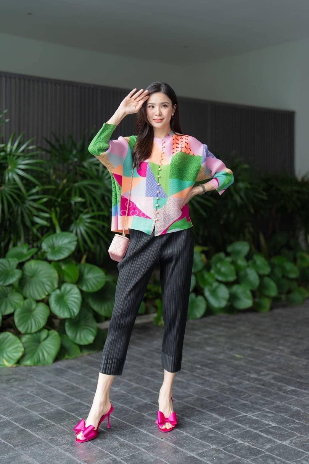 เสื้อผ้าอัดพลีทเนื้อดี แบบงาน Brand 😍 ว้าวววว 👏🏻👏🏻 เสื้อแพตเทิร์น คอปีน แขนยาว กระดุมปั๊ม : สินค้าคุณภาพ (พร้อมส่ง)