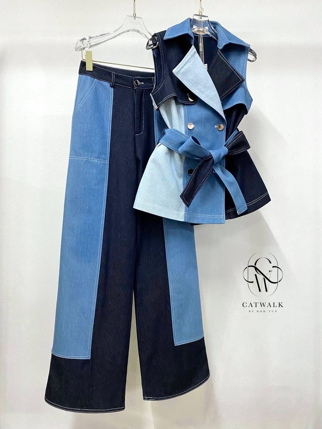 ชุดเซตยีนส์ 3 สี เนื้อผ้ายีนส์เกรดเอ ตัวเสื้อเป็นทรงกึ่งเข้ารูป ปกเทเล่อร์ แขนกุด มีเชือกผ้ายีนส์ช่วยผูกให้ดูเข้ารูปเป็นทรงมากขึ้น มาคู่กับกางเกงทรงขากระบอกเอวสูง ใส่สบาย : สินค้าคุณภาพ (พร้อมส่ง)