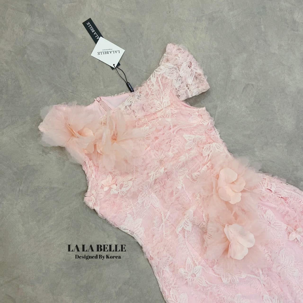 แม็กซี่เดรสลูกไม้คอปาดไหล่1ข้างเอวเข้ารูปเย็บจีบเข้าทรงช่วงเอวกระโปรงยางผ่าข้างยาวเฉียงแต่งดอไม้สามมิติ ใส่สบาย : สินค้าคุณภาพ (พร้อมส่ง)