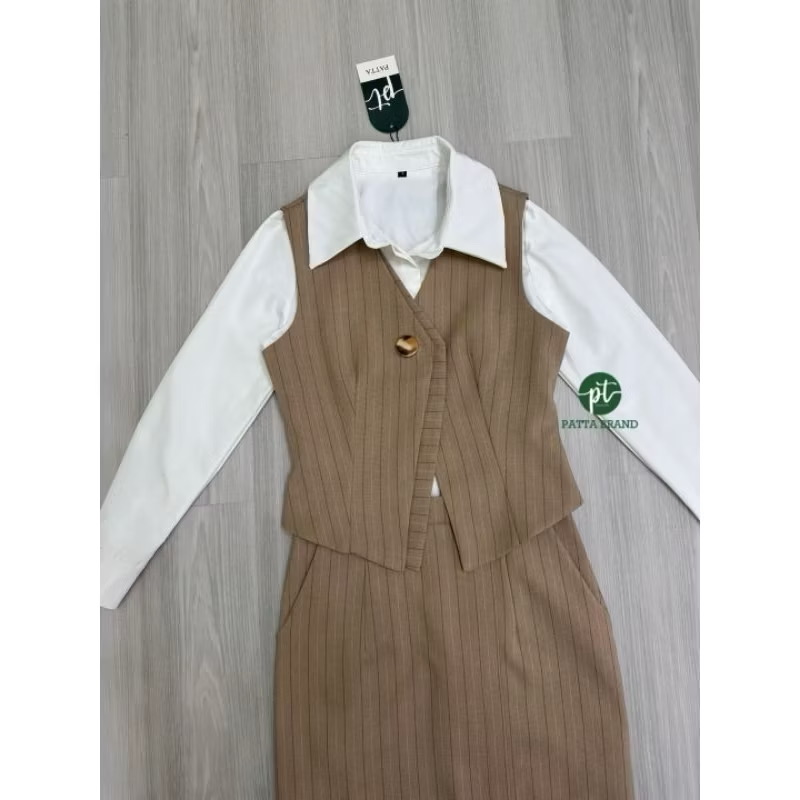 Set 3ชิ้ เสื้อกั๊กคอวีแขนกุดดีไซน์เฉียงเย็บ2ชั้นแต่งกระดุมหน้าใช้งานได้จริง ด้านหลังแต่งเข็มขัดปรับเข้ารูปให้ทรง มาคู่กับเสื้อเชิ้ตตัวในสีขาวมีกระดุมหน้า ดีไซน์เก๋ มาพร้อมกับกระโปรงยาวทรงตรงทรงสอบ ใส่สบาย : สินค้าคุณภาพ (พร้อมส่ง)