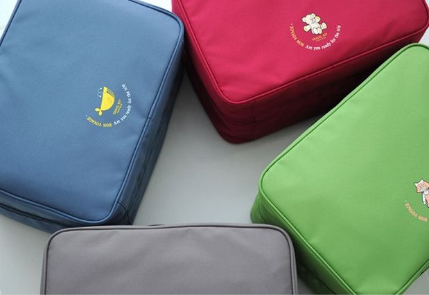 กระเป๋าจัดระเบียบเดินทาง, กระเป๋าจัดระเบียบเสื้อผ้า เสียบที่จับของกระเป๋าเดินทางได้ มีช่องใส่สองชั้นกั้นด้วยช่องตาข่าย ผลิตจากโพลีเอสเตอร์กันน้ำ