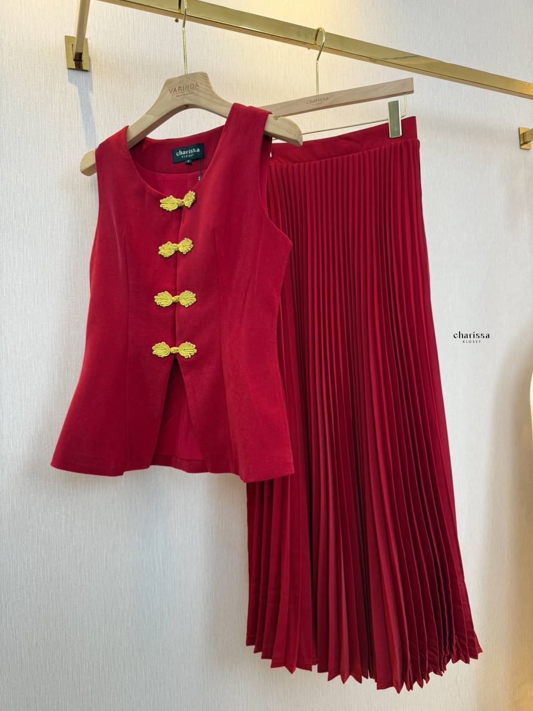 เซ็ทเสื้อแขนกุดผ้านุ่มมากกก กระดุมจริงสีทอง มีซับในทั้งชุด มาพร้อมกับกระโปรงพลีทยาวซิปข้าง เอวไม่สม้อคน๊า ใส่สบาย : สินค้าคุณภาพ (พร้อมส่ง)