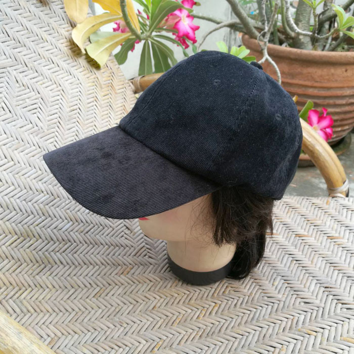 หมวกแก๊ปผ้าลูกฟูกสีดำ (ของใหม่)