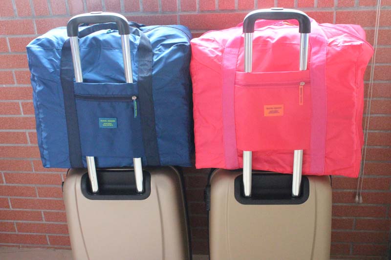 กระเป๋าเดินทางพับเก็บได้ อเนกประสงค์ เพื่อการเดินทาง ท่องเที่ยว เสียบที่จับของกระเป๋าเดินทางได้ (Foldable Travel Duffel Bag Lightweight Waterproof Travel Luggage Bag)