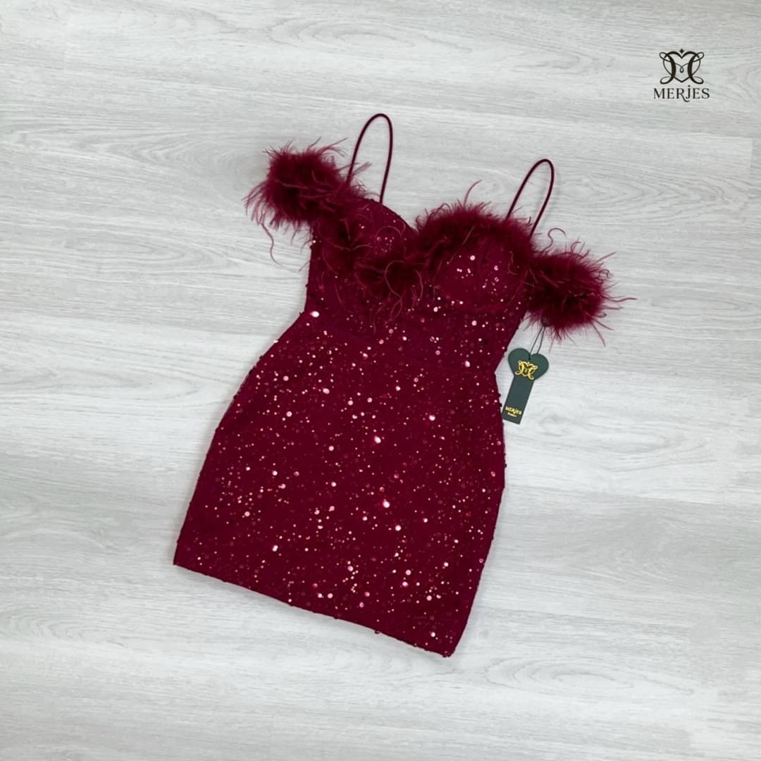 มินิเดรสสายเดี่ยวทรงเกาะอกแต่งขนนกแขนดีเทลปาดไหล่ดีไฮโซแอบเซ็กซี่เก๋ๆช่วงตัวแต่งซีทรูแบบไม่โป๊มากเดรสทรงเข้ารูปงานผ้าแต่งวิ้งในตัวสวยเก๋ผ้าไม่คันนะคะงานมีซับในและซิปหลัง ใส่สบาย : สินค้าคุณภาพ (พร้อมส่ง)