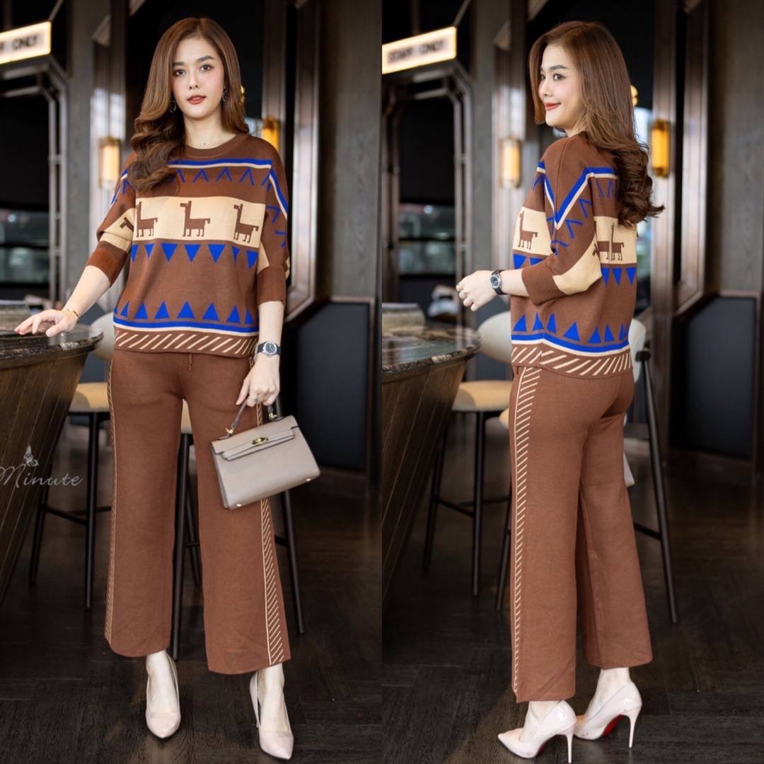 ชุดเซ็ทไหมพรมเนื้อหนาเกรดพรีเมี่ยม ผ้ายืดได้ทั้งตัว เนื้อผ้านุ่มผ้าดีมากค่ะ มาพร้อมงานทอทั้งตัวลายสวย เสื้อทรงคางคาว กางเกงมีเชือกรูปปรับขนาดได้ค่ะ ใส่สบาย : สินค้าคุณภาพ (พร้อมส่ง)