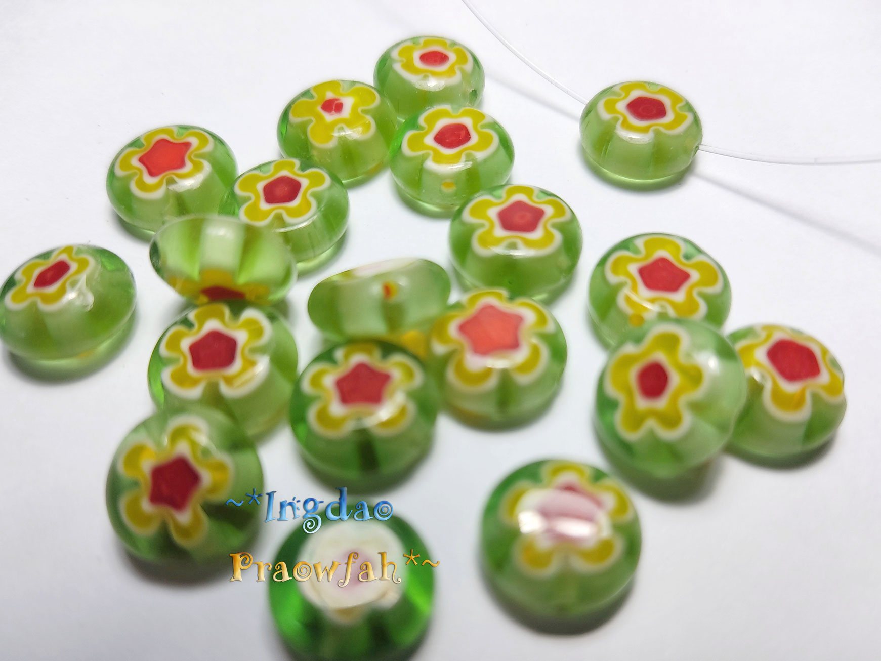 MLF1076gn ลูกปัด Millefiori ทรงดอกไม้สีเขียว แต้มลายดอกไม้เหลือง-แดง ขนาด=กว้าง 10 มิล. หนา 5 มิล. (ราคาต่อแพค/บรรจุ 4 ชิ้น)