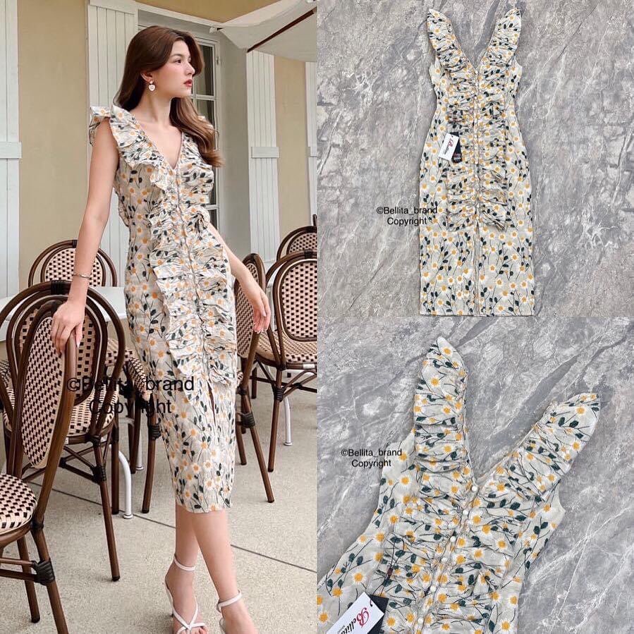 เดรส 3 ส่วน เข้ารูปสุดเก๋ คอวี แขนกุด แต่งระบายตั้งแต่บนไหล่ ถึงเส้นผ่าหน้าแพทเทิร์นทรงสวยเข้ารูป แต่งกระดุมหน้า ผ้าปักลายดอกไม้ทั้งชุด. สินค้าคุณภาพ (พร้อมส่ง)