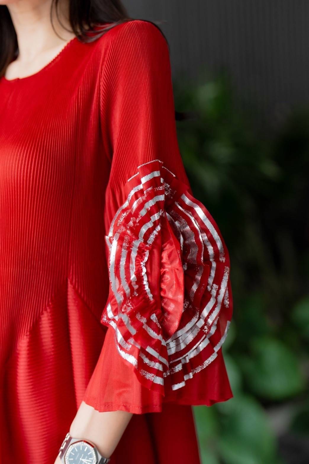 เดรสตัวยาวอัดพลีท คอกลม ทรงแขนตุ๊กตา แต่งพุ่มดอกกุหลาบชายแขน 🌹🌹เกรด Premium 👍🏻 ใส่สบาย : สินค้าคุณภาพ (พร้อมส่ง)