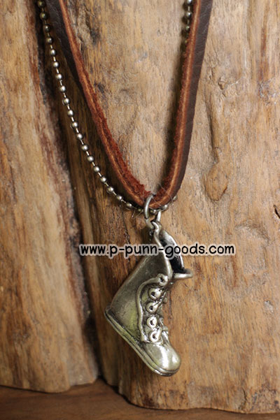 สร้อยหนังพร้อมโซ่ไข่ปลา จี้รองเท้าบูท