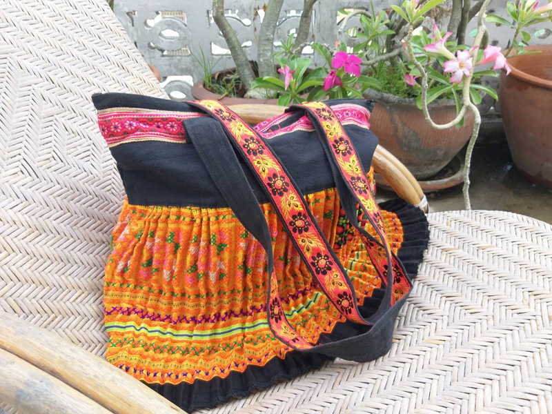 กระเป๋าสะพายผ้าชาวเขาปักมือ