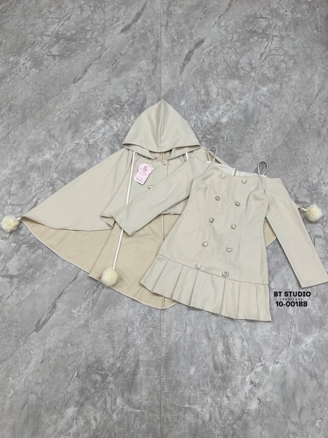 เซท 2 ชิ้น เสื้อคลุมแต่งฮูดกระดุมหน้า หน้าสั้นหลังยาวแต่งสายปอมที่ชายจ้าา แมทซ์กับเดรสสายเดี่ยวปาดไหล่แต่งแขนยาว ใส่สบาย : สินค้าคุณภาพ (พร้อมส่ง)