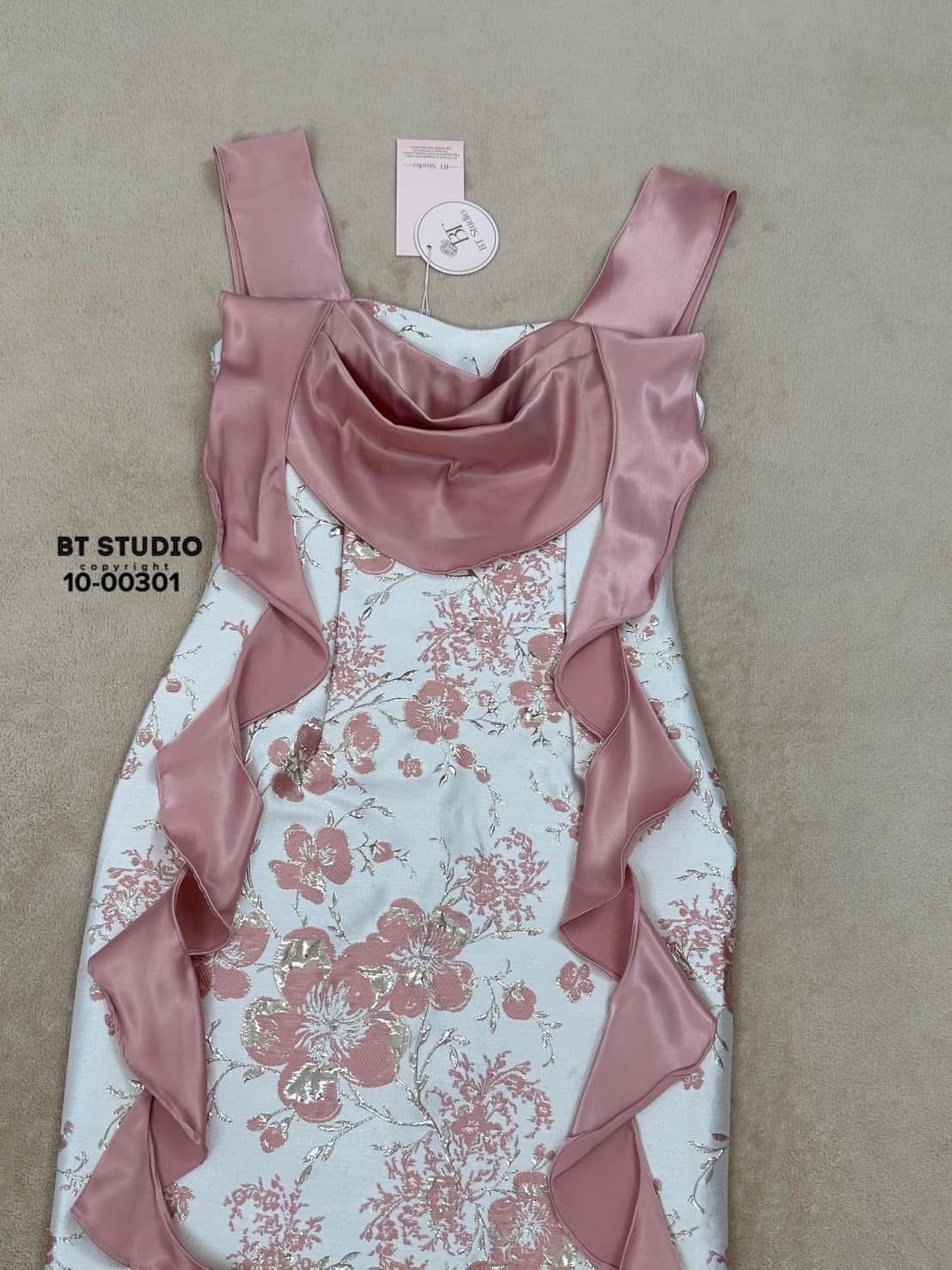 เดรสยาวออกงานแต่งสายเดี่ยวเนื้อผ้าซาตินแต่งคอถ่วงเป็นรูปหัวใจแต่งระบายชายทั้งสองข้าง งานผ้าทอลายแจ๊คกาด ผ่าหลัง งานสวยเนื้อผ้าดีมีซับใน มีซิปหลังค่ะ ใส่สบาย : สินค้าคุณภาพ (พร้อมส่ง)