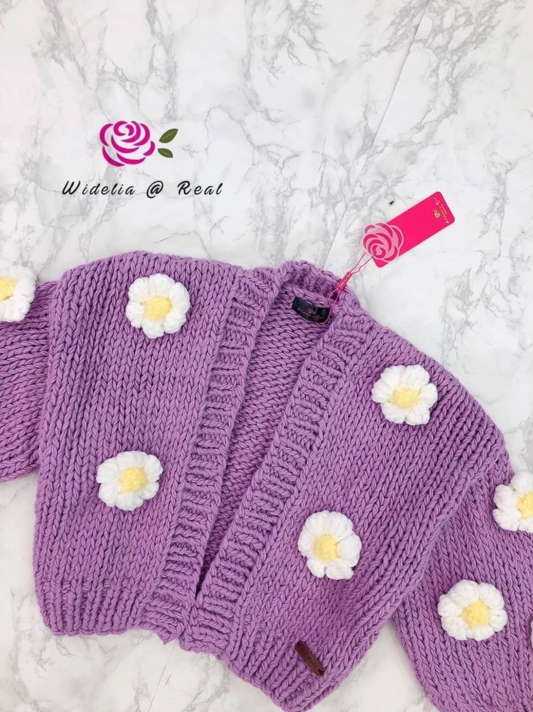 Jacket แจ็คเก็ตแสนสวย งานเกรดพรีเมี่ยม คุณขางานสวยอลังการมาก แต่งดอกไม้ดอกใหญ่ๆโครตน่ารักเลยค่ะ เนื้อผ้าหนานุ่ม ใส่อุ่นสบาย ใส่สบาย : สินค้าคุณภาพ (พร้อมส่ง)