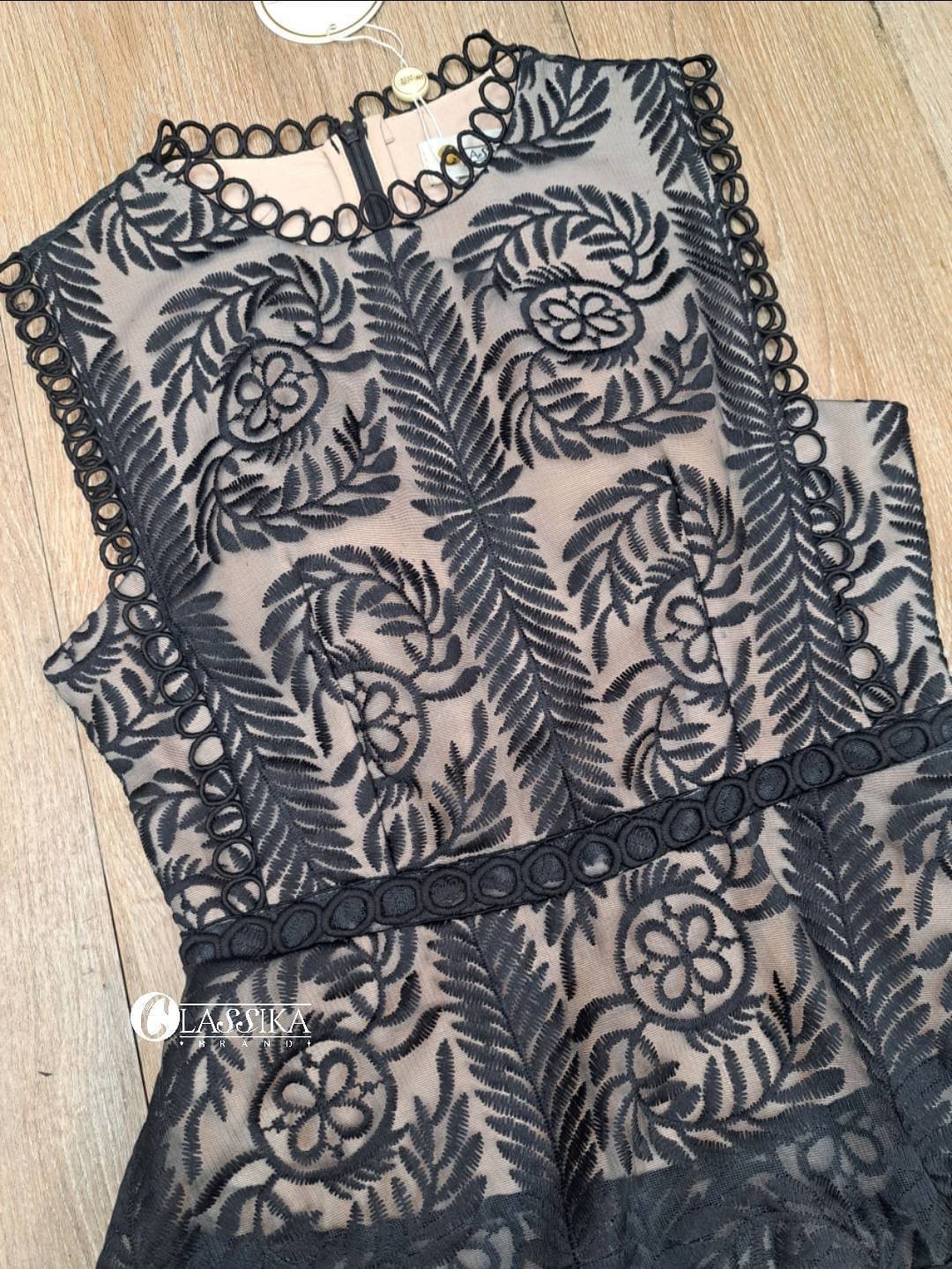 ชุดเดรสกระโปรงยาว แขนกุด ผ้าลูกไม้ ซีทรูมีลวดลาย แต่งฉลุ ช่วงกระโปรงไล่ระดับเป็น ชั้น ๆ มีฟองน้ำและซับในสีเนื้อตัดกันอย่างสวย ใส่สบาย : สินค้าคุณภาพ (พร้อมส่ง)