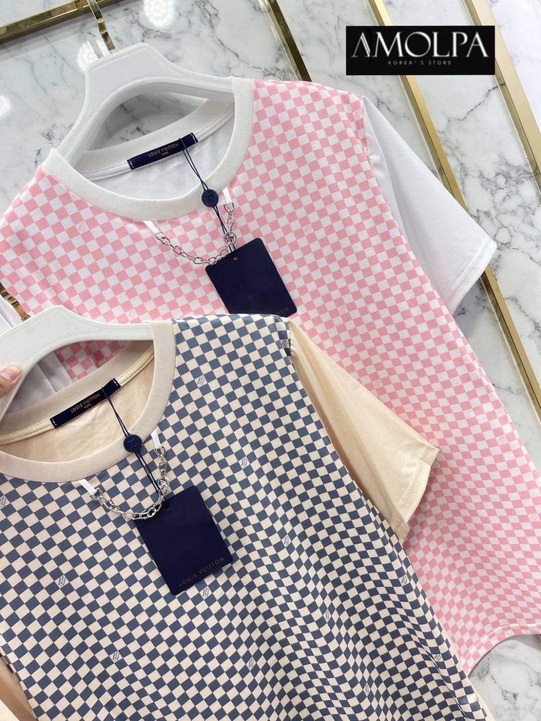 เสื้อยืด LV. งานน่ารักมาก ผ้าใส่สบาย มากกกก ห้ามพลาดเลยนะคะ ใส่สบายสุดๆ.. ใส่สบาย : สินค้าคุณภาพ (พร้อมส่ง)