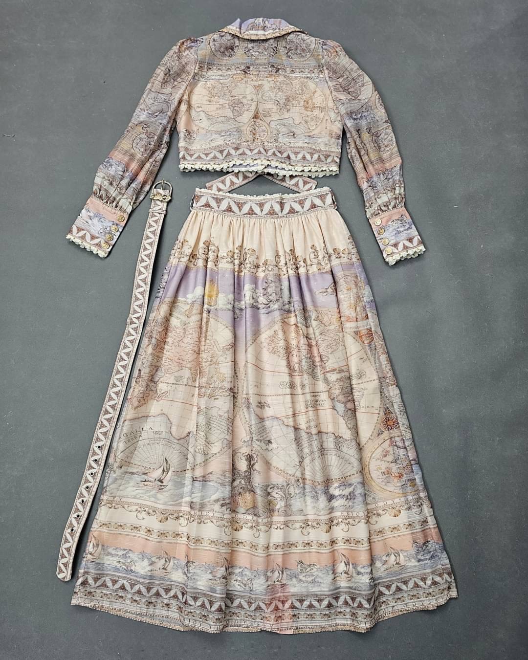 เซ็ตเสื้อเชิ้ตคร็อปเอว คอปกแขนยาวปลายแขนพอง จับคู่กับกระโปรงยาวผ่าหน้า แต่งลูแไม่ สินค้าคุณภาพ (พร้อมส่ง)