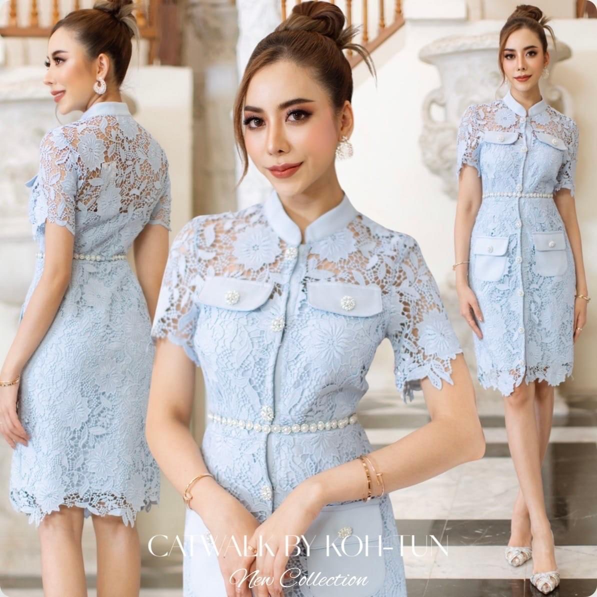 เดรสผ้าลูกไม้คอปีนแต่งกระดุมมุก เนื้อผ้าลูกไม้เกรดเอ เนื้อหนานุ่ม ตัวเดรสเป็นทรงเข้ารูปสวย แขนสั้น ด้านในมีซับในสีโทนตัวชุดทั้งตัว มาคู่กับสายคาดเอวแต่งด้วยมุกล้อมเพชร สินค้าคุณภาพ (พร้อมส่ง)