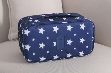 กระเป๋าใส่ชุดชั้นใน กางเกงชั้นใน มีกระเป๋าแยกเก็บ ผลิตจากโพลีเอสเตอร์กันน้ำ มีให้เลือก 9 ลาย