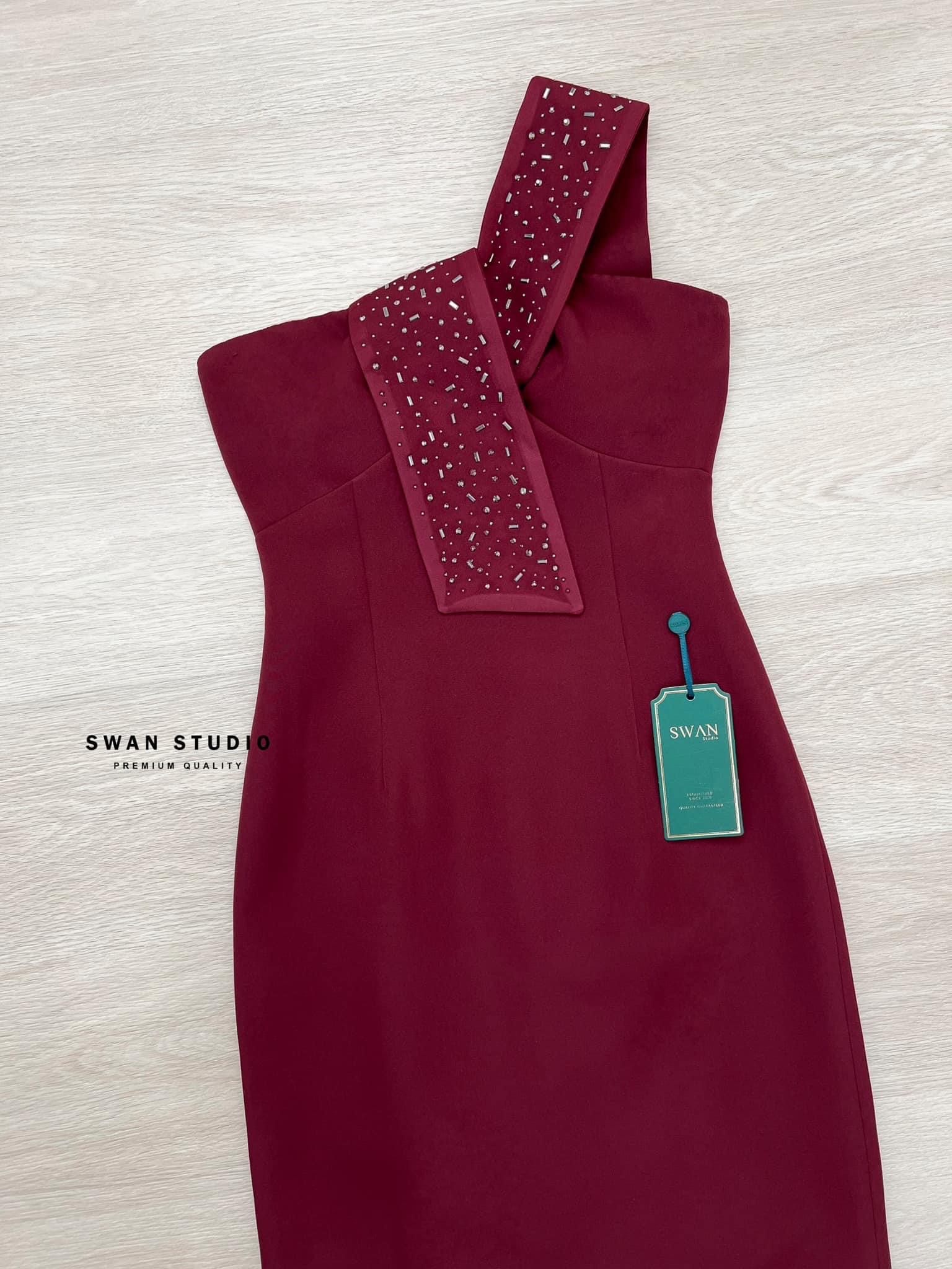 เดรสชมพูยาว สายปาดข้างเดียว ตรงอกทีรูสำหรับร้อยสาย ตรงสายแต่งประดับด้วยเพชร ด้านหลังผ่าให้เดินง่าย ใส่สบาย : สินค้าคุณภาพ (พร้อมส่ง)