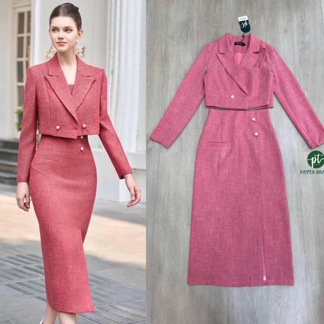 ชุดเซต3ชิ้น สีชมพู เสื้อเบลเซอร์ ตัวสั้นแขนยาว ด้านแต่งกระดุมมุก2เม็ดใช้งานได้ จริง และมาคู่กับเสื้อครอปสั้นสายเดี่ยวตัวใน มีซิป หลังสวยครบเซตมากๆ มาพร้อมกระโปรงทรงสอบ (ซิปหลัง) ใส่สบาย สินค้าคุณภาพ (พร้อมส่ง)
