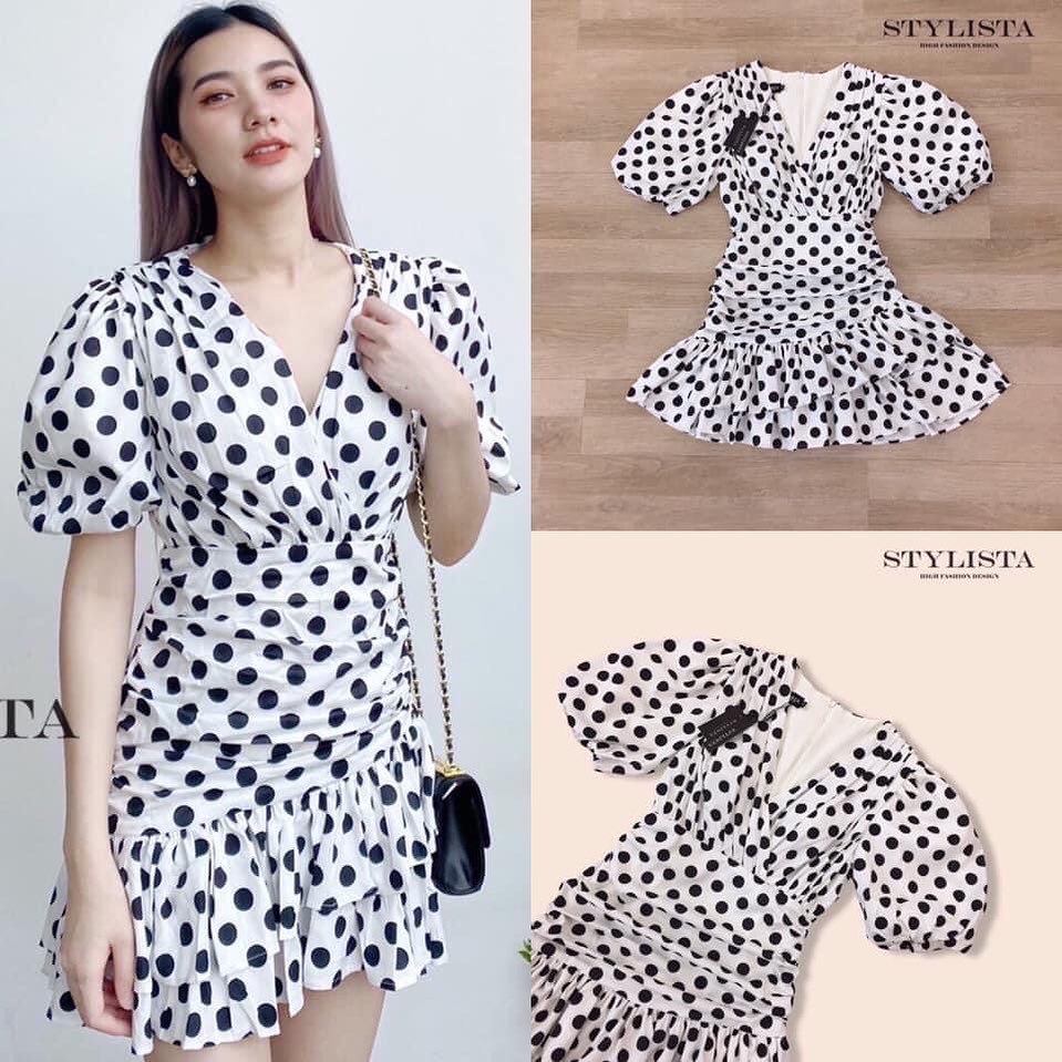 เดรสลายดอทดำทั้งตัว เเขนสั้น กระโปรงเป็นริ้วระบาย 2 ชั้น ทรงพอดีตัว ใส่สวยมากๆ ดูดีเหมือนเซเลปเลยค่ะ สวยเปะเวอร์ ใส่เที่ยว ใส่ได้หลายโอกาส สินค้าคุณภาพ (พร้อมส่ง)