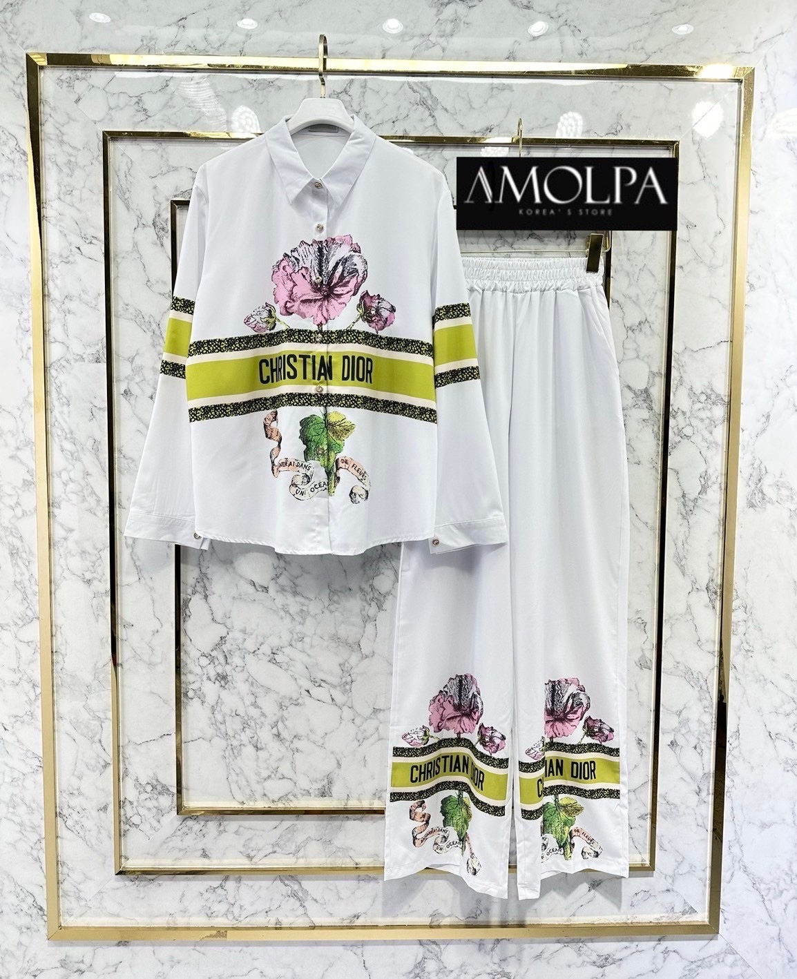 SET PAJAMAS DIOR งานใหม่ ตัวเสื้อเป็นเชิ้ต DIOR. เด่นเป็นสง่า มาพร้อม กางเกงขายาว ใส่เข้ากันลงตัว สินค้าคุณภาพ (พร้อมส่ง)