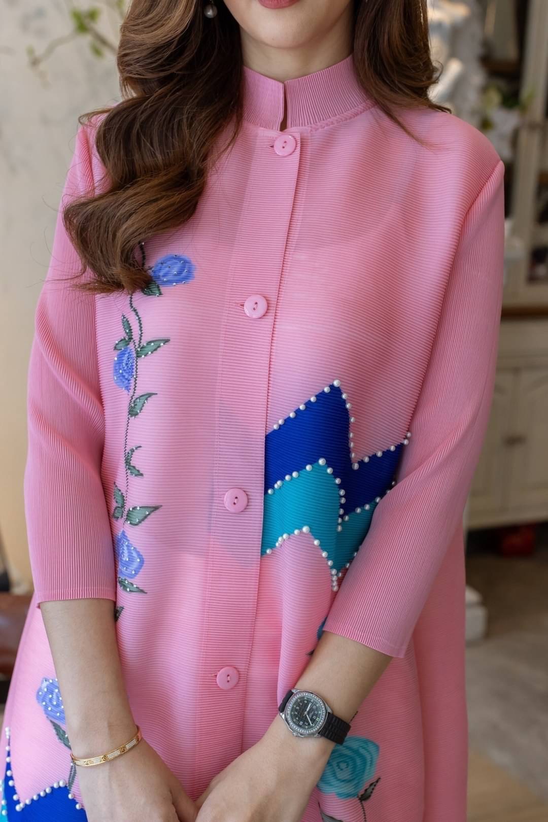 เดรสผ้าอัดพลีท Premium Pleatd Fabric ดีเทลสวยๆพิมพ์ลายประดับด้วยเพชรสุดหรู และมุก ใส่สบาย : สินค้าคุณภาพ (พร้อมส่ง)